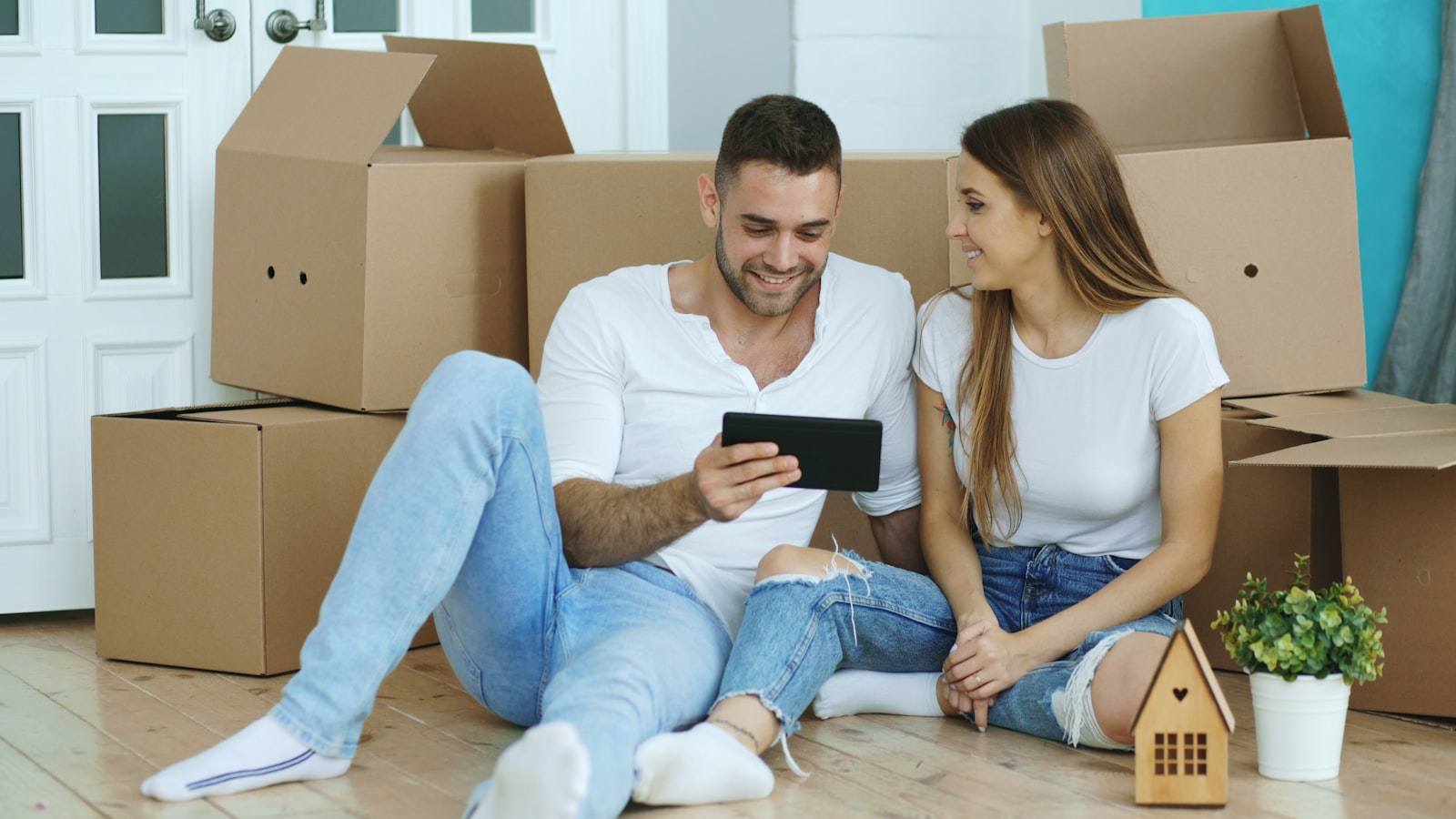 Equipo retirando muebles de un piso