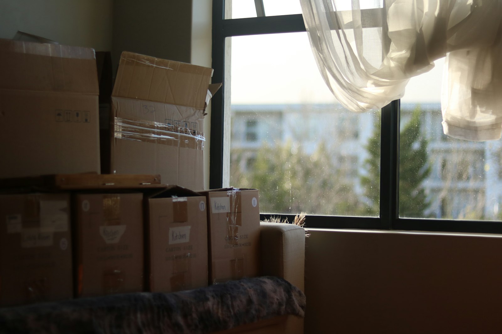 Cajas de mudanza en un piso